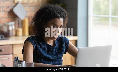 Une jeune fille africaine millénaire frustrée et choquée a été surprise par des problèmes d'ordinateur portable Banque D'Images