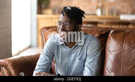 Joyeux style afro-américain hippster Guy portrait Banque D'Images