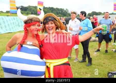 Les spectateurs étaient vêtus pour l'occasion dans leur tenue colorée en profitant de la musique live au Rewind South 80s Music Festival à Henley-on-Thames, Royaume-Uni Banque D'Images