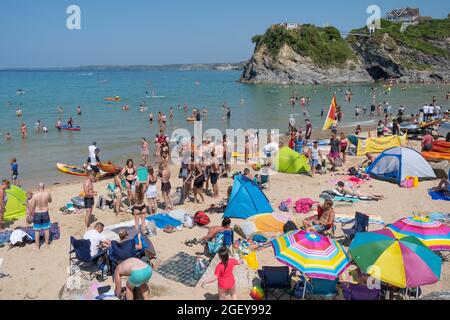 Une plage très fréquentée de Towan Beach bondée de vacanciers appréciant leurs vacances de vacances de vacances à Newquay dans les Cornouailles. Banque D'Images