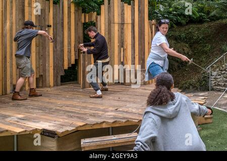 Acteurs lors d'une répétition de combat à l'amphithéâtre Trebah Garden de Cornwall. Banque D'Images