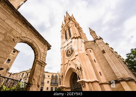 Vue à angle bas d'une église néo-gothique connue sous le nom de carré de Sainte-Anne à Montpellier. Banque D'Images