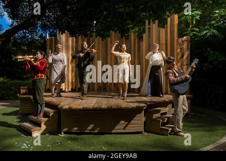 Roméo et Juliette interprétées par la Duke's Theatre Company à l'amphithéâtre Trebah Garden de Cornwall. Banque D'Images