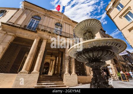 Montpellier, France. 5 août 2021. Vue à angle bas de la Chambre de Commerce et d'une fontaine. Banque D'Images