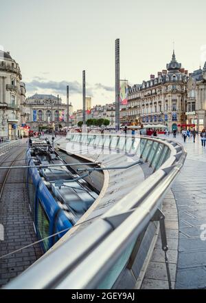 Montpellier, France, 4 août 2021. Le tramway bleu arrive à la place de la Comédie à Montpellier. Photographie en exposition lente. Flou de mouvement. Banque D'Images