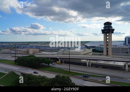 DALLAS, TX -17 MAI 2021 - vue de la tour de contrôle de l'aéroport international de Dallas/fort Worth (DFW), le plus grand centre d'American Airlines (AA). Banque D'Images