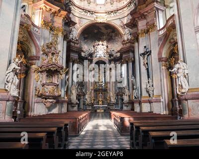 Église baroque Saint-Nicolas avec Nave et autel à Prague, République tchèque, également appelée Kostel Svateho Mikulase. Banque D'Images