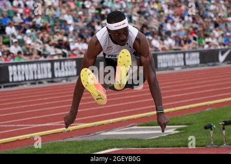 Pedro Pichardo (por) gagne le triple saut à 57-10 1/4 (17,63 m) pendant la 46e Prefontaine Classic, samedi, 21 août 2021, à Eugene, Our. Banque D'Images