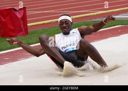 Pedro Pichardo (por) gagne le triple saut à 57-10 1/4 (17,63 m) pendant la 46e Prefontaine Classic, samedi, 21 août 2021, à Eugene, Our. Banque D'Images