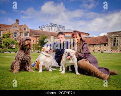 Gus Christie et Danielle de Niese de Glyndepourne, près de Lewes, East Sussex, Royaume-Uni, avec leurs chiens. Pour usage éditorial uniquement Banque D'Images