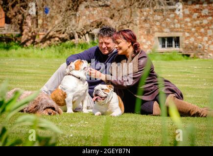 Gus Christie et Danielle de Niese de Glyndepourne, près de Lewes, East Sussex, Royaume-Uni, avec leurs chiens. Pour usage éditorial uniquement Banque D'Images