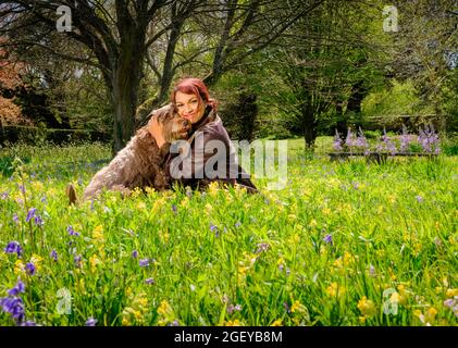 Gus Christie et Danielle de Niese de Glyndepourne, près de Lewes, East Sussex, Royaume-Uni, avec leurs chiens. Pour usage éditorial uniquement Banque D'Images