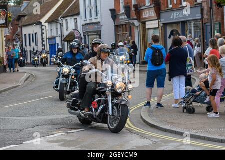 Fordingbridge, New Forest, Hampshire, Royaume-Uni. 22nd août 2021. Les passionnés de moto traversent la ville lors d'un événement du Horse Driving Trials Club (BHHDTC) le dimanche matin. L'événement a amené les gens de la région dans les rues pour assister à l'occasion. Crédit : Paul Biggins/Alamy Live News Banque D'Images