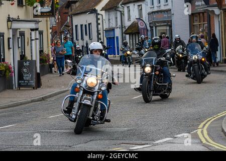 Fordingbridge, New Forest, Hampshire, Royaume-Uni. 22nd août 2021. Les passionnés de moto traversent la ville lors d'un événement du Horse Driving Trials Club (BHHDTC) le dimanche matin. L'événement a amené les gens de la région dans les rues pour assister à l'occasion. Crédit : Paul Biggins/Alamy Live News Banque D'Images