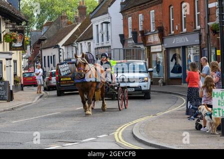 Fordingbridge, New Forest, Hampshire, Royaume-Uni, 22 août 2021. Les membres du British Heavy Horse Driving Trials Club (BHHDTC) participent à un essai à temps fixe par intervalles le dimanche matin. Les concurrents ont pour objectif de terminer un parcours de 5 km autour de la ville dans un temps spécifié comme test de leurs compétences de conduite de cheval et de calèche. Crédit : Paul Biggins/Alamy Live News Banque D'Images