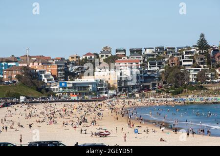 Sydney, Australie. Dimanche 22 août 2021. Vue générale des personnes se détendant sur Bondi Beach que les températures hivernales atteignent 25 degrés centigrade. Le programme d'éclusage de Sydney a été prolongé jusqu'au 30 septembre dans la grande région de Sydney, le nombre de cas de déformation Delta COVID-19 continuant d'augmenter. Les masques faciaux sont désormais obligatoires à l'extérieur dans toute la Nouvelle-Galles du Sud, sauf s'ils font Crédit : Paul Lovelace/Alamy Live News Banque D'Images