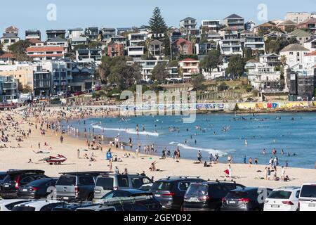 Sydney, Australie. Dimanche 22nd août 2021. Vues générales des personnes se détendant sur Bondi Beach que les températures d'hiver atteignent 25 degrés centigrade. Le lockdown de Sydney a été prolongé dans le grand Sydney jusqu'à 30 septembre, alors que le nombre de cas de déformation delta COVID-19 continue d'augmenter. Les masques faciaux sont désormais obligatoires à l'extérieur dans toute la Nouvelle-Galles du Sud, sauf s'ils font Crédit : Paul Lovelace/Alamy Live News Banque D'Images