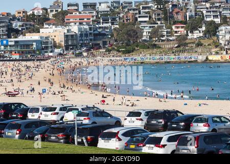 Sydney, Australie. Dimanche 22nd août 2021. Vues générales des personnes se détendant sur Bondi Beach que les températures d'hiver atteignent 25 degrés centigrade. Le lockdown de Sydney a été prolongé dans le grand Sydney jusqu'à 30 septembre, alors que le nombre de cas de déformation delta COVID-19 continue d'augmenter. Les masques faciaux sont désormais obligatoires à l'extérieur dans toute la Nouvelle-Galles du Sud, sauf s'ils font Crédit : Paul Lovelace/Alamy Live News Banque D'Images