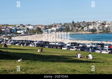 Sydney, Australie. Dimanche 22nd août 2021. Vues générales des personnes se détendant sur Bondi Beach que les températures d'hiver atteignent 25 degrés centigrade. Le lockdown de Sydney a été prolongé dans le grand Sydney jusqu'à 30 septembre, alors que le nombre de cas de déformation delta COVID-19 continue d'augmenter. Les masques faciaux sont désormais obligatoires à l'extérieur dans toute la Nouvelle-Galles du Sud, sauf s'ils font Crédit : Paul Lovelace/Alamy Live News Banque D'Images