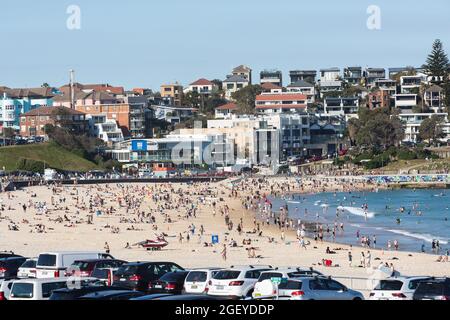 Sydney, Australie. Dimanche 22nd août 2021. Vues générales des personnes se détendant sur Bondi Beach que les températures d'hiver atteignent 25 degrés centigrade. Le lockdown de Sydney a été prolongé dans le grand Sydney jusqu'à 30 septembre, alors que le nombre de cas de déformation delta COVID-19 continue d'augmenter. Les masques faciaux sont désormais obligatoires à l'extérieur dans toute la Nouvelle-Galles du Sud, sauf s'ils font Crédit : Paul Lovelace/Alamy Live News Banque D'Images