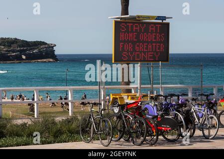 Sydney, Australie. Dimanche 22 août 2021. Restez à la maison signalisation en face de Bronte Beach. Le programme d'éclusage de Sydney a été prolongé jusqu'au 30 septembre dans la grande région de Sydney, le nombre de cas de déformation Delta COVID-19 continuant d'augmenter. Les masques faciaux sont désormais obligatoires à l'extérieur dans toute la Nouvelle-Galles du Sud, sauf s'ils font Crédit : Paul Lovelace/Alamy Live News Banque D'Images