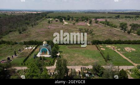 Tiraspol, Moldova - 26 juillet 2021 : vue aérienne de l'église du cimetière du cimetière occidental. Banque D'Images