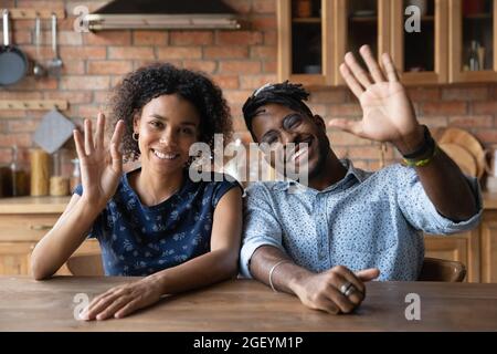Bonne femme et mari de la course mixte du millénaire effectuant un appel vidéo Banque D'Images