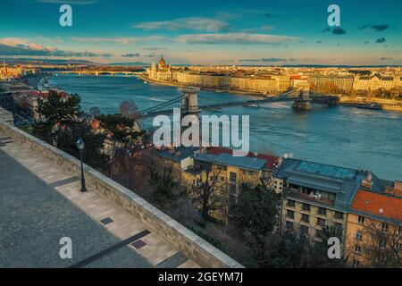 Superbe vue panoramique depuis le château de Buda avec pont de chaîne sur le Danube et le rivage incroyable, Budapest, Hongrie, Europe Banque D'Images