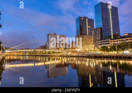 Bilbao moderne et la rivière Nervion la nuit Banque D'Images