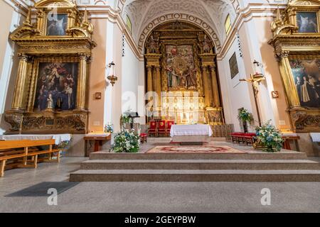 Avila, Espagne - 9 septembre 2017 : autel principal et retable de l'église - couvent de Santa Teresa. Bâtiment construit dans le lieu de naissance, dédié à TH Banque D'Images