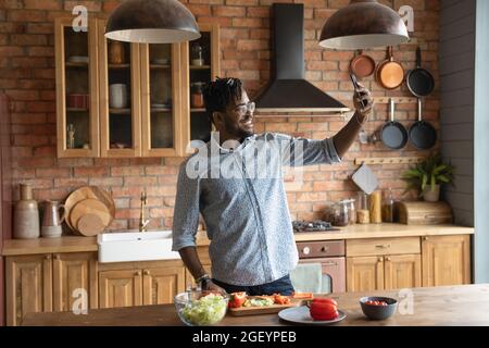 Un bon boxeur noir prend un selfie sur un smartphone Banque D'Images