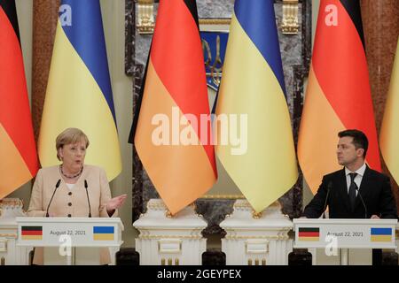 Le président ukrainien Volodymyr Zelenskiy et la chancelière allemande Angela Merkel assistent à une conférence de presse commune à la suite de leurs entretiens au Palais Mariyinsky de Kiev, Ukraine, le 22 août 2021. Sergey Dolzenko/piscine via REUTERS