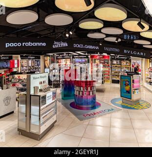 Une photo de la zone des cosmétiques et parfums à l'intérieur d'une boutique hors taxes de l'aéroport Chopin de Varsovie. Banque D'Images