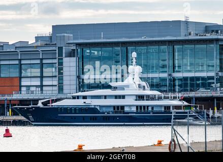 Yacht de luxe Triple Seven amarré par Ocean terminal, Leith Docks, Édimbourg, Écosse, Royaume-Uni Banque D'Images