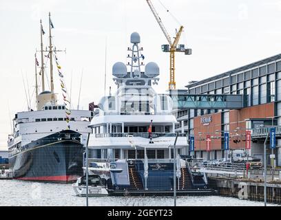 Yacht de luxe Triple Seven amarré par Ocean terminal, Leith Docks, Édimbourg, Écosse, Royaume-Uni Banque D'Images