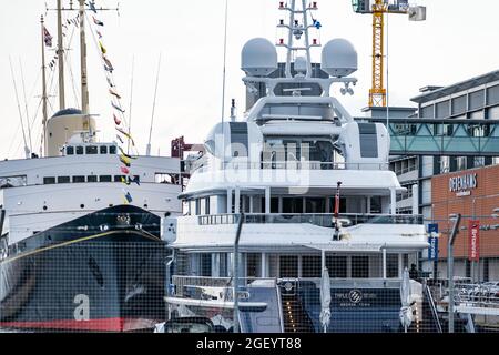 Yacht de luxe Triple Seven amarré par Ocean terminal, Leith Docks, Édimbourg, Écosse, Royaume-Uni Banque D'Images