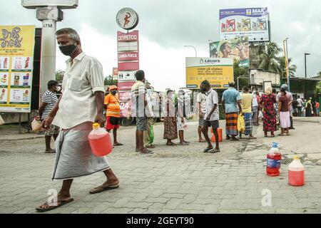 Les gens attendent dans les files d'attente pour acheter du kérosène près des stations-service de Colombo, lors d'un confinement à l'échelle du pays en raison de la propagation de Covid-19 le dimanche 22 août 2021. (Photo de Saman Abesiriwardana/Pacific Press/Sipa USA) Banque D'Images