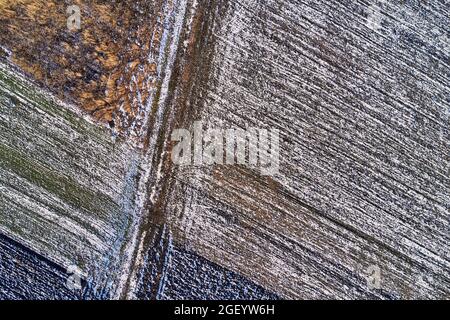 Paysage agricole gelé comme texture ou arrière-plan abstrait, vue aérienne de drone pov Banque D'Images