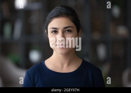 Portrait de la jeune femme indienne souriante Banque D'Images