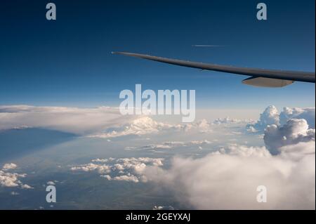 05.06.2019, Doha, Qatar, Asie - survolant les nuages dans un Boeing 777 de Qatar Airways en route de Doha à Berlin. Banque D'Images