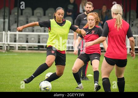 Strood, Royaume-Uni. 22 août 2021. Gillingham s'échauffe pendant le match de première catégorie de la Ligue nationale des femmes de la FA entre Gillingham et Hounslow au Rochester United Sports Ground à Strood, en Angleterre. Crédit: SPP Sport presse photo. /Alamy Live News Banque D'Images