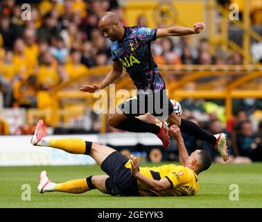 Wolverhampton, Royaume-Uni. 22 août 2021. Marcal de Wolverhampton Wanderers s'attaque à Lucas Moura de Tottenham lors du match de la Premier League à Molineux, Wolverhampton. Utilisation éditoriale uniquement, licence requise pour une utilisation commerciale. Aucune utilisation dans les Paris, les jeux ou une publication de club/ligue/joueur unique. Crédit photo à lire: Andrew Yates/Sportimage crédit: Sportimage/Alamy Live News crédit: Sportimage/Alamy Live News Banque D'Images