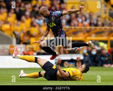 Wolverhampton, Royaume-Uni. 22 août 2021. Marcal de Wolverhampton Wanderers s'attaque à Lucas Moura de Tottenham lors du match de la Premier League à Molineux, Wolverhampton. Utilisation éditoriale uniquement, licence requise pour une utilisation commerciale. Aucune utilisation dans les Paris, les jeux ou une publication de club/ligue/joueur unique. Crédit photo à lire: Andrew Yates/Sportimage crédit: Sportimage/Alamy Live News crédit: Sportimage/Alamy Live News Banque D'Images