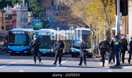 Sydney, Australie. 21 août 2021. Une manifestation contre le confinement de la COVID-19 au parc Victoria a entraîné plusieurs arrestations, mais peu de manifestants ont été présents. L'événement s'est déroulé le même jour en même temps que des manifestations similaires dans des villes autour de l'Australie, notamment Melbourne, où des foules beaucoup plus importantes se sont rassemblées. La manifestation de Sydney a été remarquable pour sa présence policière importante de 1400 officiers. Victoria Park est situé à Broadway et City Road près de l'université de Sydney. La circulation a été mise en veille pendant certaines parties de la démonstration. Photo : Broadway. Banque D'Images