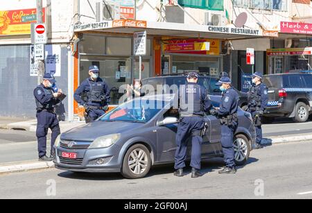 Sydney, Australie. 21 août 2021. Une manifestation contre le confinement de la COVID-19 au parc Victoria a entraîné plusieurs arrestations, mais peu de manifestants ont été présents. L'événement s'est déroulé le même jour en même temps que des manifestations similaires dans des villes autour de l'Australie, notamment Melbourne, où des foules beaucoup plus importantes se sont rassemblées. La manifestation de Sydney a été remarquable pour sa présence policière importante de 1400 officiers. Victoria Park est situé à Broadway et City Road près de l'université de Sydney. La circulation a été mise en veille pendant certaines parties de la démonstration. Photo : circulation sur la route de la ville. Banque D'Images