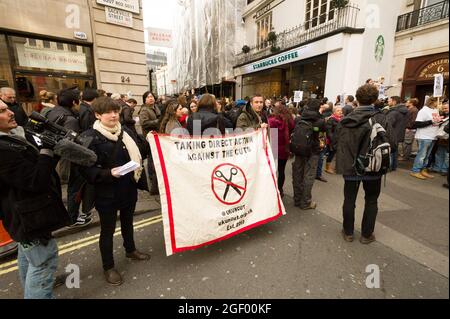 Manifestations devant le café Starbucks, 6A Vigo Street, Londres, Royaume-Uni. La manifestation avait pour but de mettre en évidence le faible montant d'impôt sur les sociétés que Starbucks paie en Grande-Bretagne par rapport à son chiffre d'affaires. Café Starbucks, conduit Street, Londres, Royaume-Uni. 8 décembre 2012 Banque D'Images
