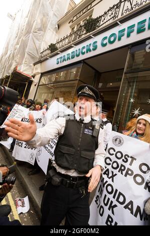 Manifestations devant le café Starbucks, 6A Vigo Street, Londres, Royaume-Uni. La manifestation avait pour but de mettre en évidence le faible montant d'impôt sur les sociétés que Starbucks paie en Grande-Bretagne par rapport à son chiffre d'affaires. Café Starbucks, conduit Street, Londres, Royaume-Uni. 8 décembre 2012 Banque D'Images