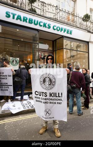 Manifestations devant le café Starbucks, 6A Vigo Street, Londres, Royaume-Uni. La manifestation avait pour but de mettre en évidence le faible montant d'impôt sur les sociétés que Starbucks paie en Grande-Bretagne par rapport à son chiffre d'affaires. Café Starbucks, conduit Street, Londres, Royaume-Uni. 8 décembre 2012 Banque D'Images