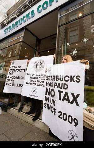 Manifestations devant le café Starbucks, 6A Vigo Street, Londres, Royaume-Uni. La manifestation avait pour but de mettre en évidence le faible montant d'impôt sur les sociétés que Starbucks paie en Grande-Bretagne par rapport à son chiffre d'affaires. Café Starbucks, conduit Street, Londres, Royaume-Uni. 8 décembre 2012 Banque D'Images