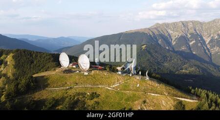 Station de radio de l'OTAN, abandonnée dans les années 70, utilisée pendant la guerre froide. Grande antenne parabolique. Monte Giogo, Comano, Massa et province de Carrare, Toscane, Italie. Banque D'Images